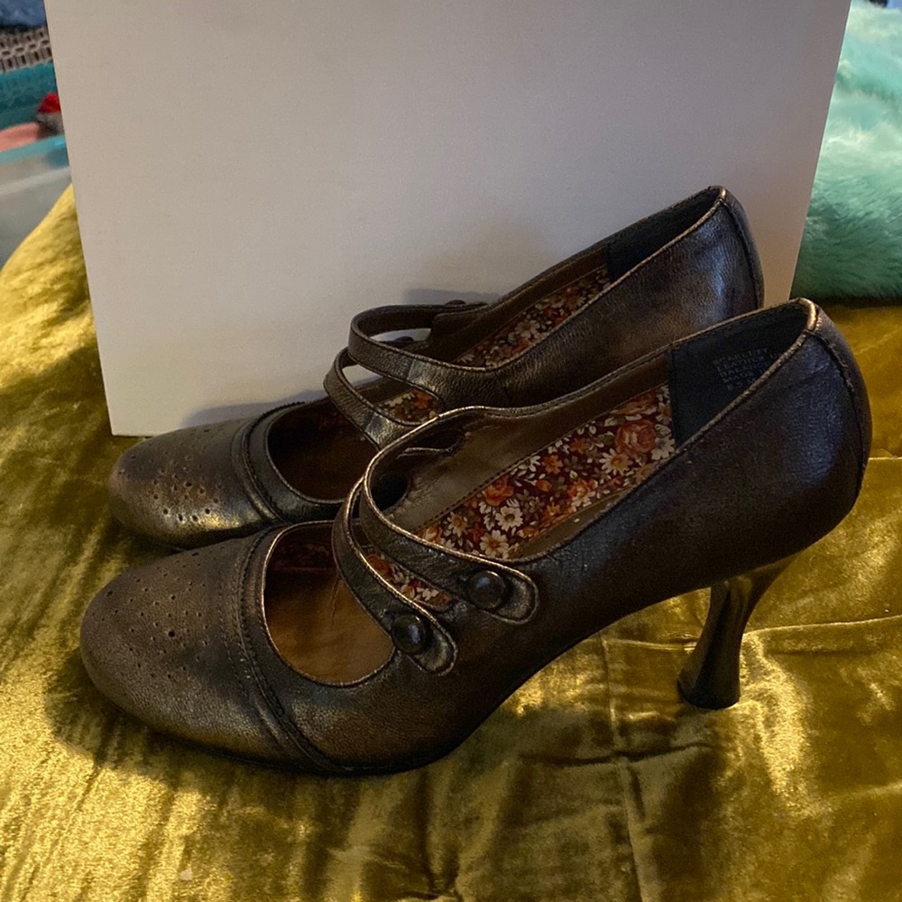 Kenzie Scarlett antique-gold rub leather pump size 8.5M
